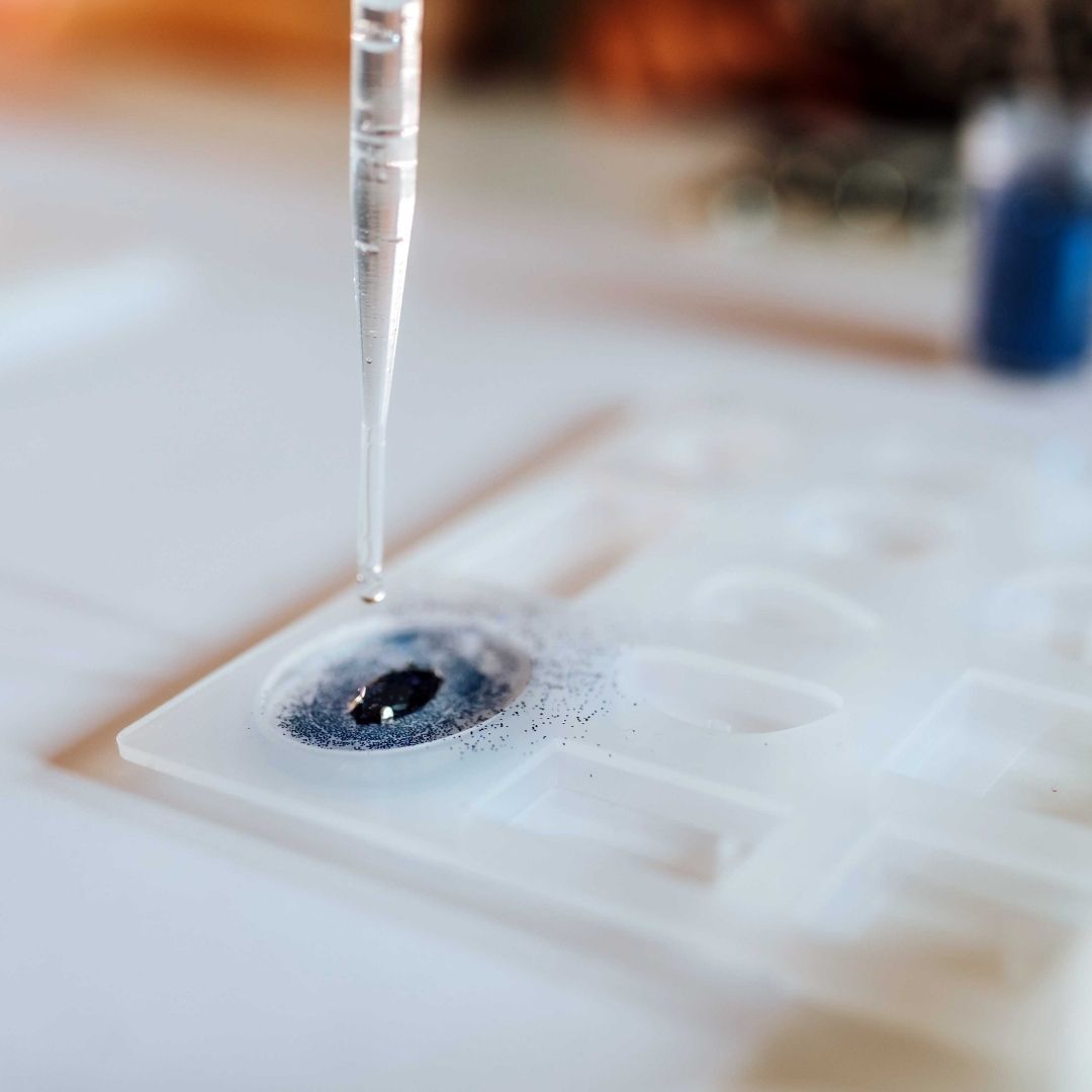 GLUESY® Sada na výrobu šperkov zo živice (83 kusov) – Obrázok 3