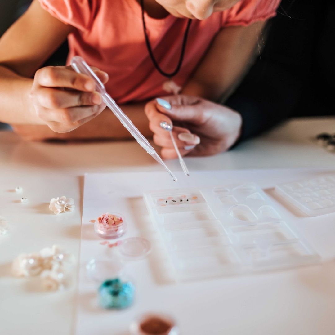 GLUESY® Sada na výrobu šperkov zo živice (83 kusov) – Obrázok 5